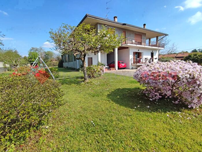 Casa con 6 locali in vendita in Via Ceserio, Oleggio Castello
