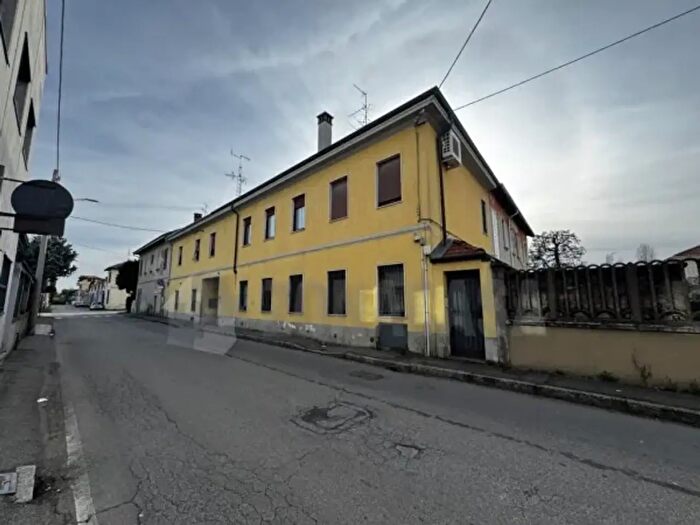 Appartamento quadrilocale in vendita in Via degli Orsini, Gallarate