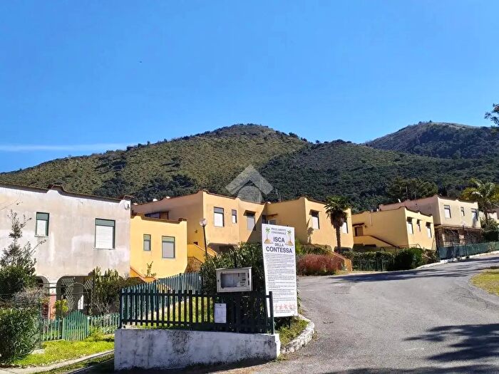 Appartamento trilocale in vendita in Isca della Contessa, Camerota