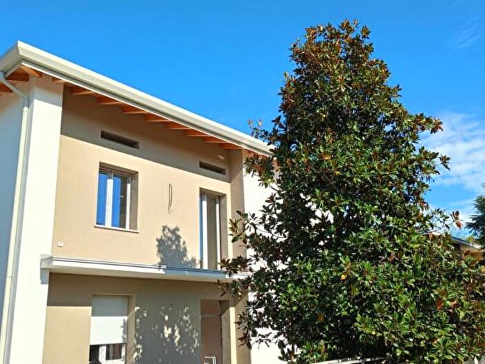 Casa con 6 locali in vendita in Medolla