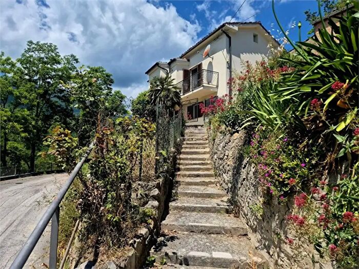 Casa con 6 locali in vendita in Via Guglielmo Marconi, Farindola