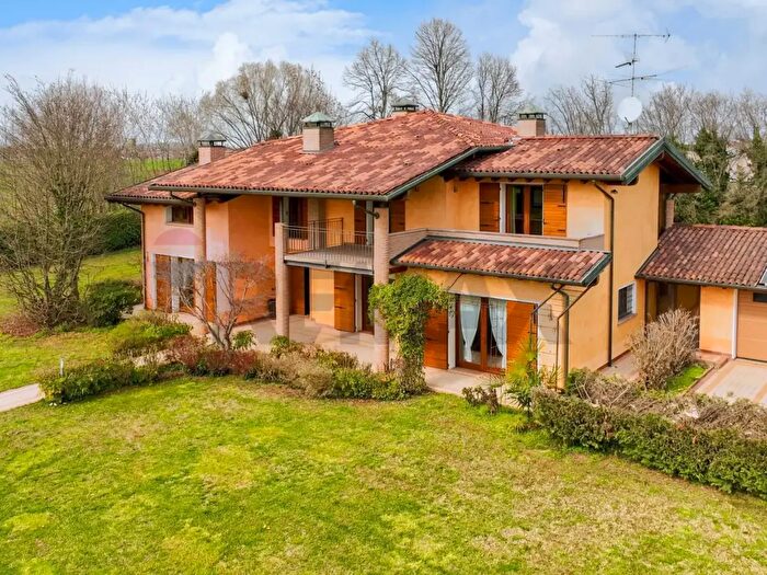 Casa con 9 locali in vendita in Via Livelli, Carpenedolo