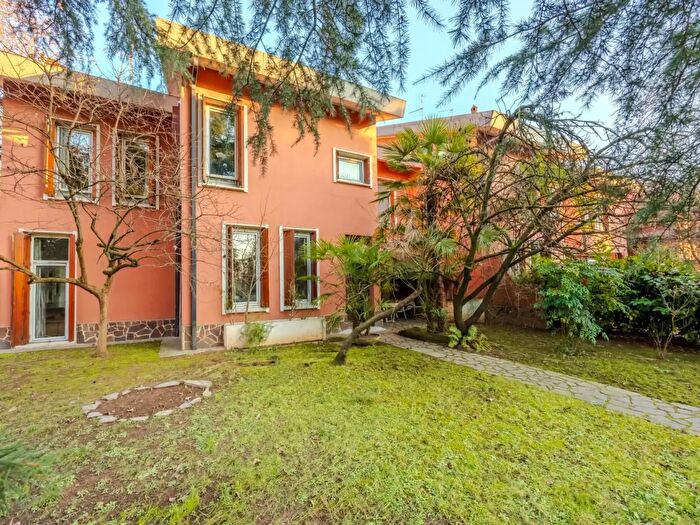 Casa con 5 locali in vendita in Arese