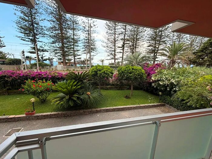 Appartamento con 6 locali in vendita in Via Cadorna, Bordighera