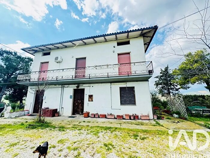 Casa con 14 locali in vendita in Via Chiareto Est, Bellante