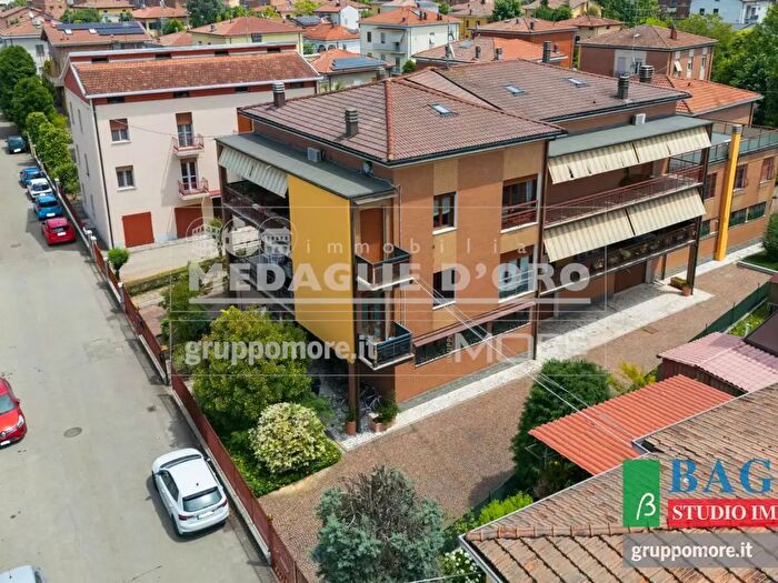 Appartamento con 5 locali in vendita in Via Alba, Modena