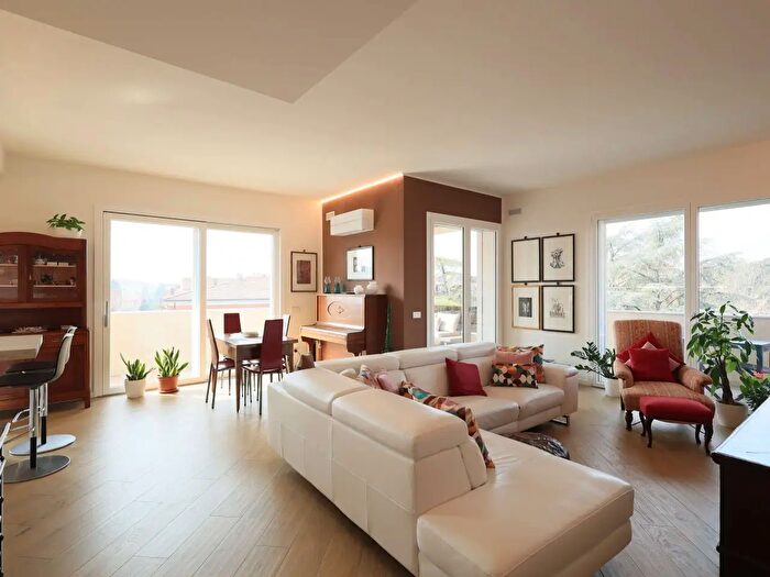 Appartamento con 5 locali in vendita in Modena