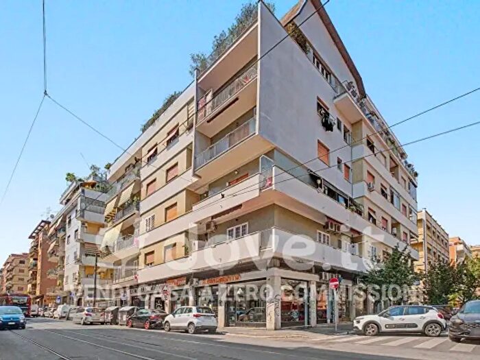 Appartamento trilocale in vendita in Via Giacomo Bresadola, Roma