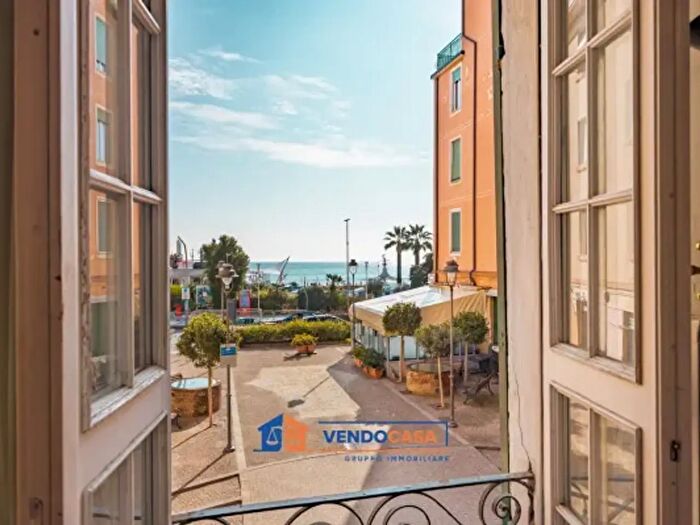 Appartamento con 6 locali in vendita in Via Matteo Repetto, Albissola Marina