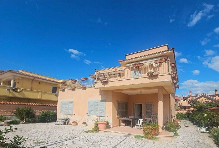 Casa con 6 locali in vendita in Lungomare delle Meduse, Pomezia