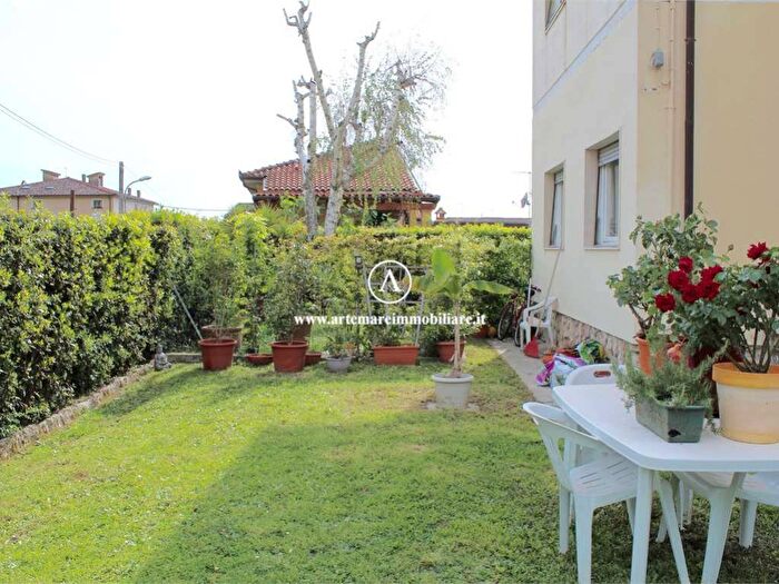 Casa con 6 locali in affitto in via salesiani, Pietrasanta