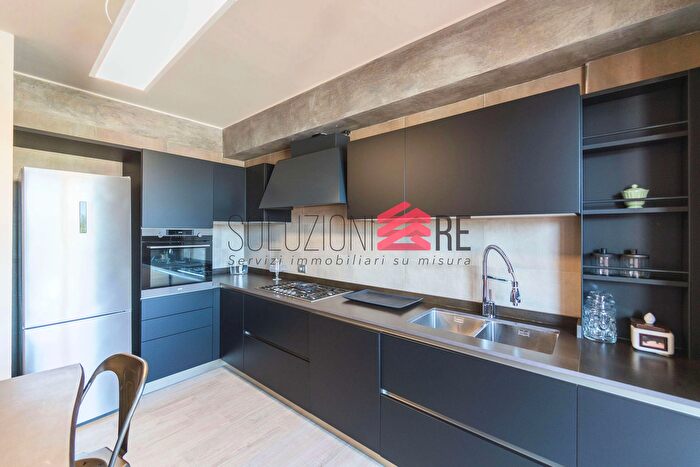 Appartamento trilocale in vendita in Via Massaia, Novara