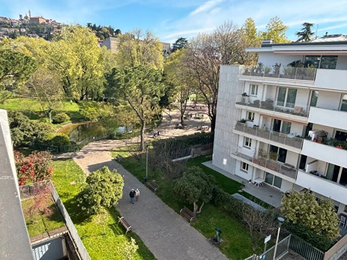 Appartamento trilocale in vendita in Via Broseta, Bergamo