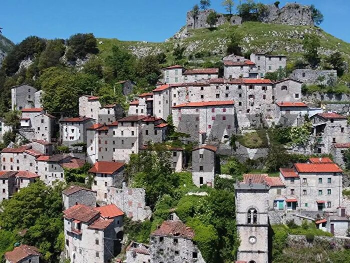 Casa con 8 locali in vendita in Via Casanova, Bagni Di Lucca
