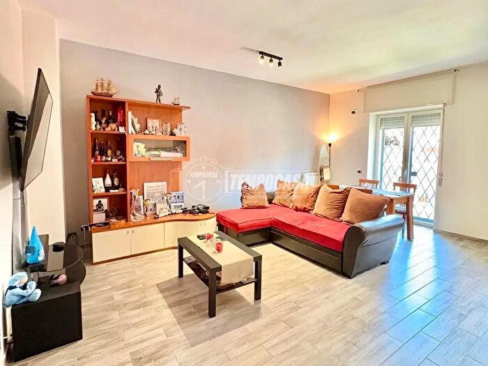Appartamento trilocale in vendita in Via Trovatore, Napoli