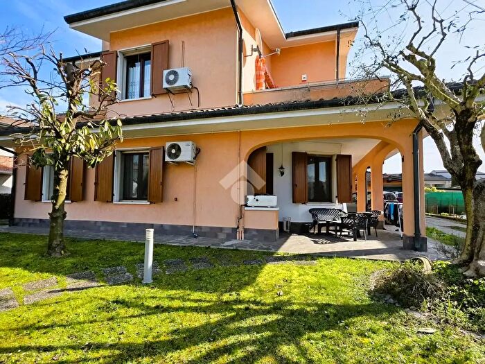 Casa con 6 locali in vendita in Via P Gobetti, Bagnolo San Vito