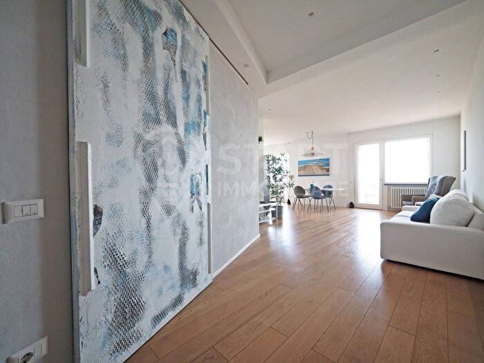 Appartamento con 6 locali in affitto in Via Santorre Santarosa, Centro, Civitanova Marche