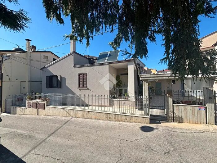 Casa quadrilocale in vendita in Via Pavonetta, Atri