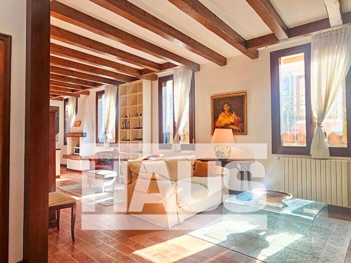 Appartamento quadrilocale in affitto in Campo San Fantin, San Marco, Venezia