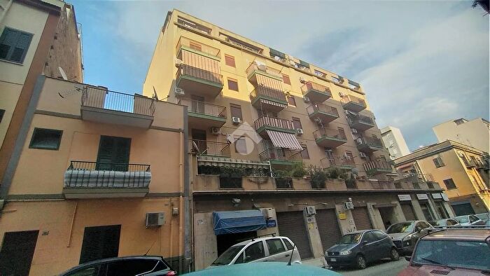 Appartamento trilocale in vendita in Via Aloisio Juvara, Palermo