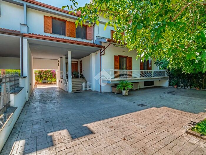 Casa quadrilocale in vendita in Via Sermonetana, Sermoneta