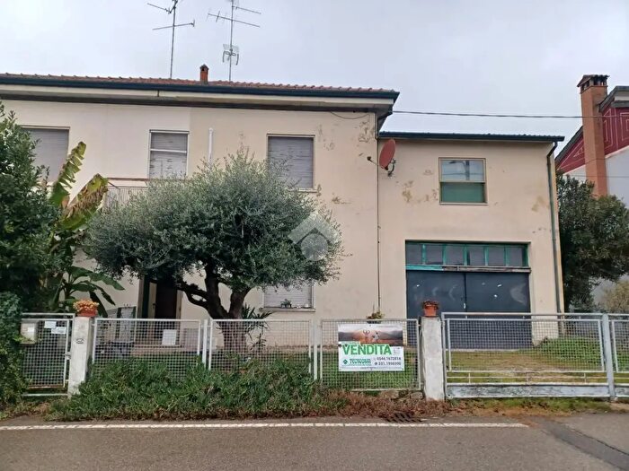 Casa con 6 locali in vendita in Via Godo Vecchia, Russi
