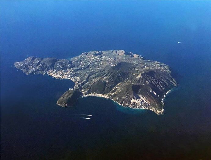 Appartamento trilocale in vendita in Via Giuseppe Garibaldi, Lipari