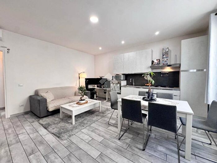 Appartamento bilocale in affitto in Via Montello, Montello San Salvatore, Seregno