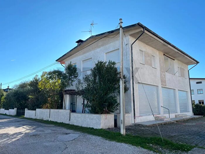 Casa con 7 locali in vendita in Pasian Di Prato