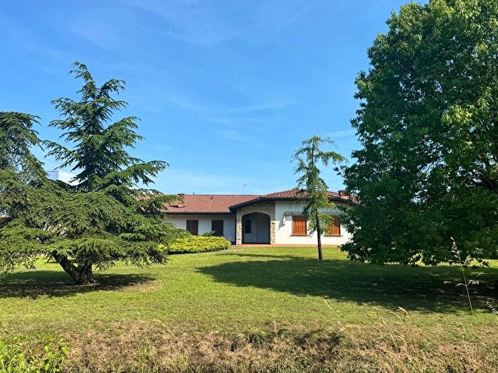 Casa con 10 locali in vendita in San Giorgio Bigarello