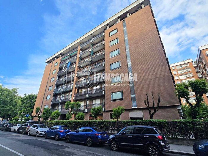 Appartamento con 5 locali in affitto in Via VENTIMIGLIA, Nizza Millefonti, Torino