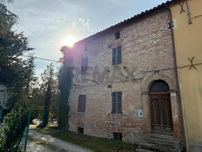 Casa quadrilocale in vendita in Frazione Bastia, Fabriano