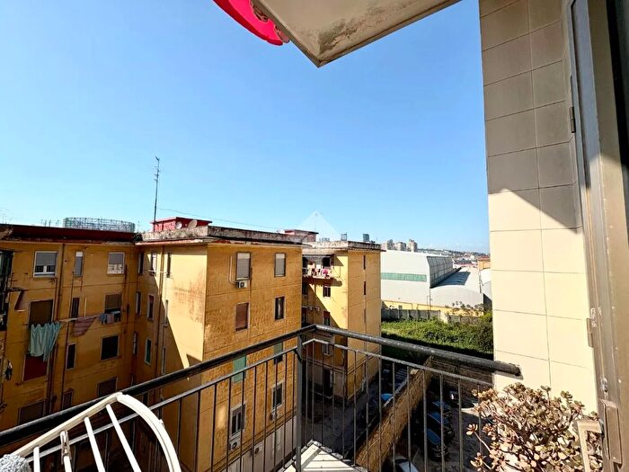 Appartamento trilocale in vendita in Via Santa Lucia Filippini, Napoli