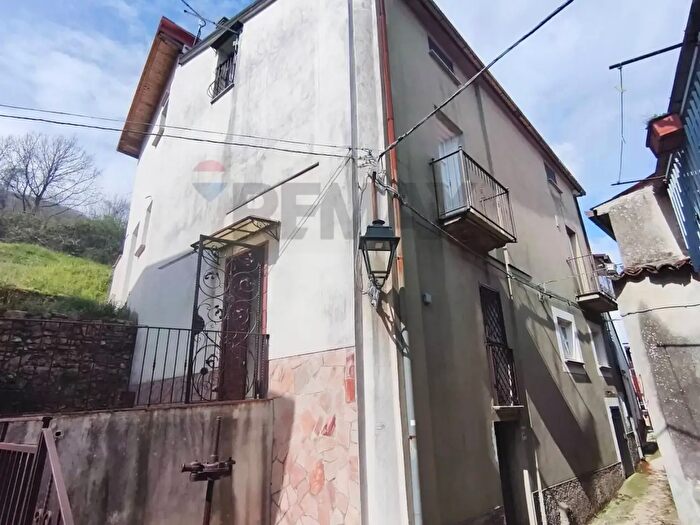 Casa con 6 locali in vendita in Ioggi Via della Repubblica, Santa Caterina Albanese