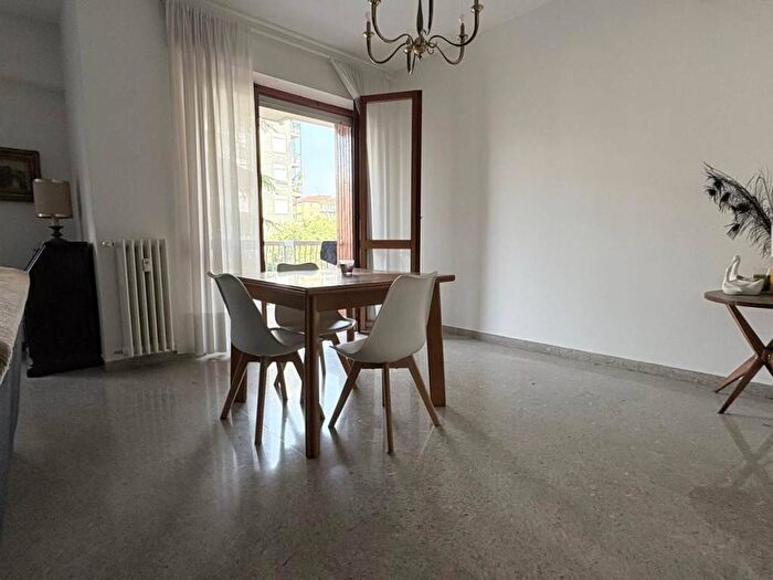 Appartamento con 5 locali in affitto in Viale San Gimignano, Lorenteggio, Milano