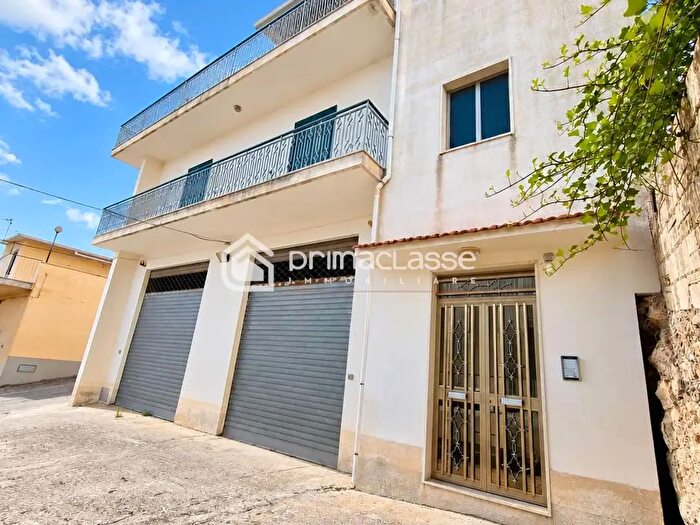 Casa con 8 locali in vendita in Modica