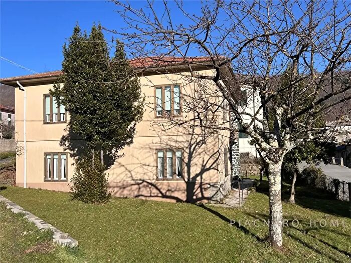 Casa con 8 locali in vendita in Zeri