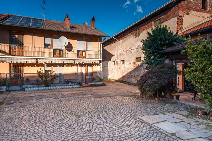 Casa con 7 locali in vendita in Via dello Statuto, Volvera