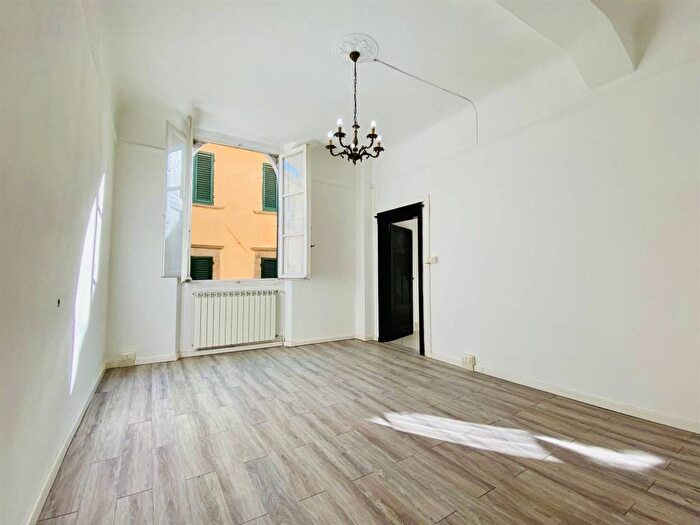 Appartamento con 5 locali in vendita in Via Santa Giustina, Piazza Napoleone San Michele, Lucca