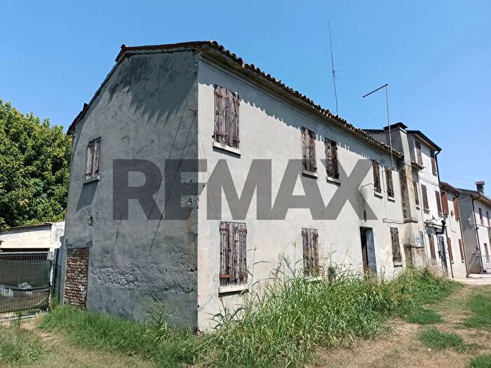 Casa con 8 locali in vendita in Stienta