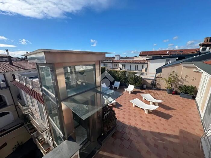 Appartamento con 6 locali in vendita in Via Seggio, Aversa