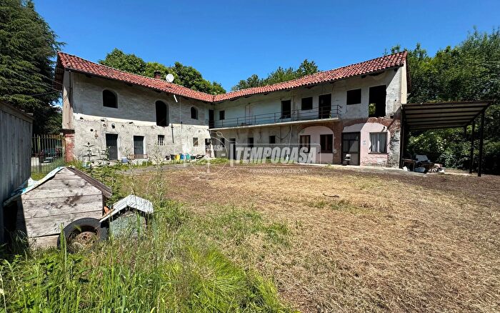 Casa con 8 locali in vendita in Via Belmonte, Valperga