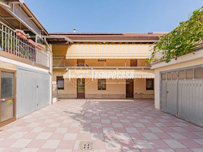 Casa con 6 locali in vendita in Vicolo Enrico Toti, Cilavegna