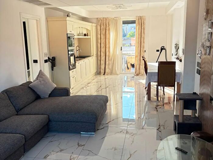 Appartamento con 6 locali in vendita in Via Giuseppe Mazzini, Cantu