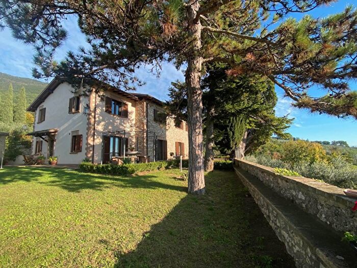 Casa con 15 locali in vendita in Assisi