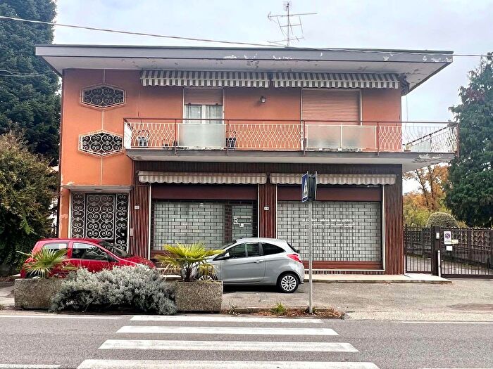 Casa quadrilocale in vendita in Via Manzoni, Venegono Inferiore
