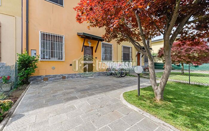 Casa quadrilocale in vendita in Via Prato, Rodano