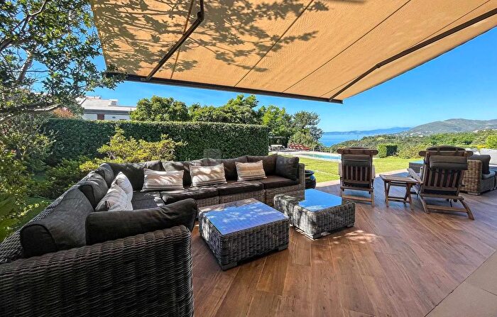 Casa con 12 locali in vendita in Arenzano