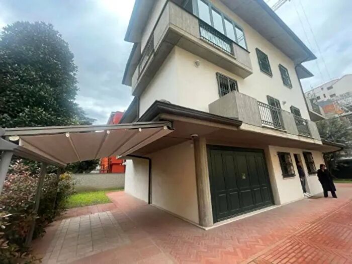 Casa con 6 locali in vendita in Modena