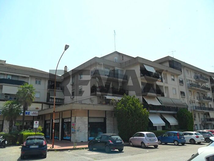 Appartamento con 7 locali in vendita in Viale Stefano Candura B, Caltanissetta